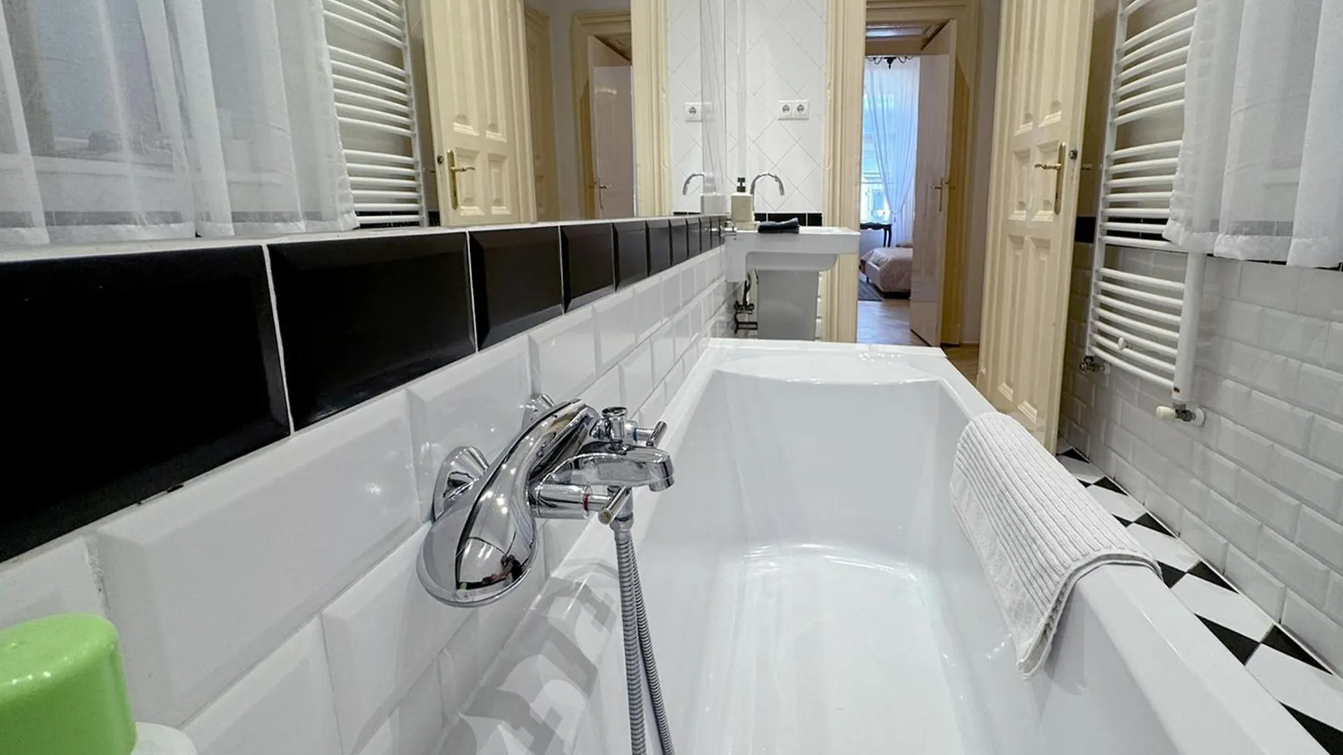 Elegant 125M2 Apartment Downtown Budapest