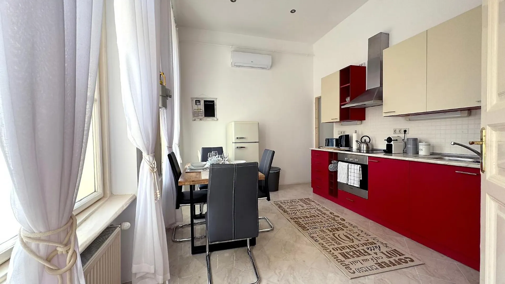 Elegant 125M2 Apartment Downtown Budapest