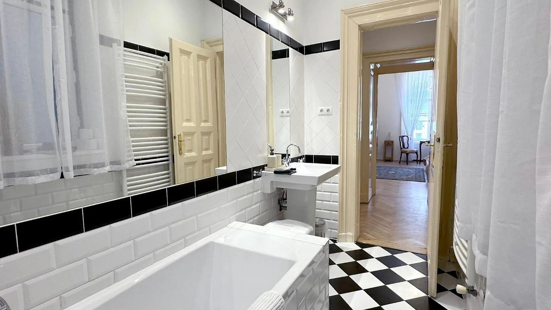 Elegant 125M2 Apartment Downtown Budapest 0*,  Hungary