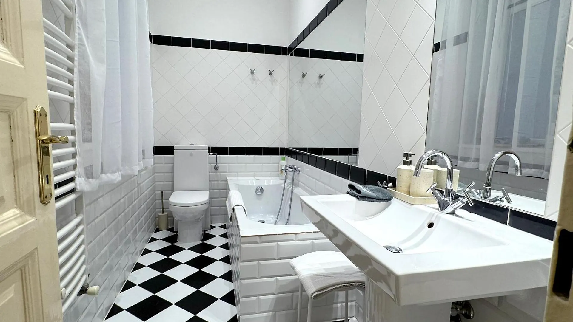 Elegant 125M2 Apartment Downtown Budapest