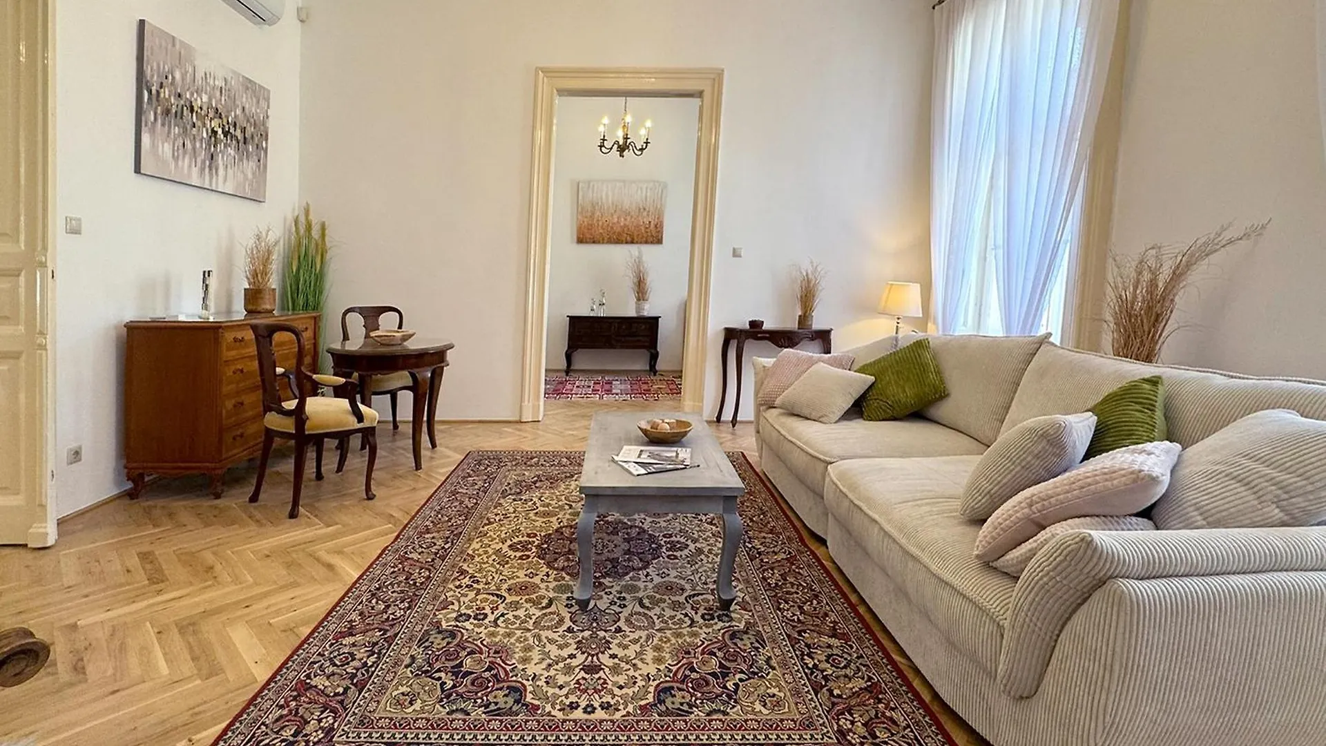 Elegant 125M2 Apartment Downtown Budapest